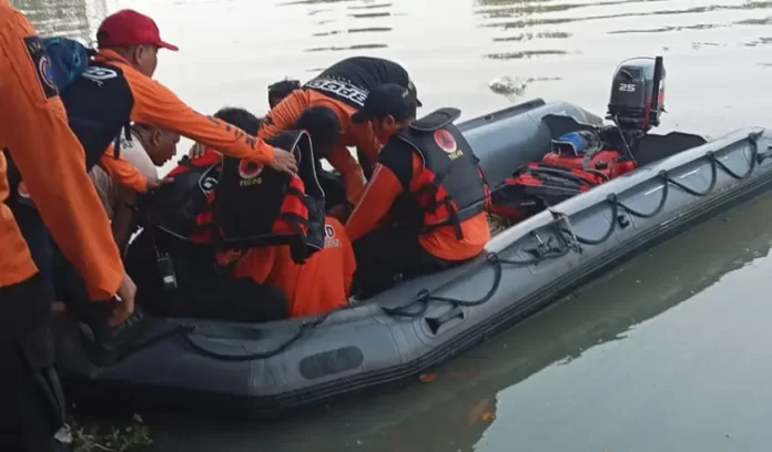 Proses Pencarian 2 Balita Yang Tenggelan Di Rolak Surabaya