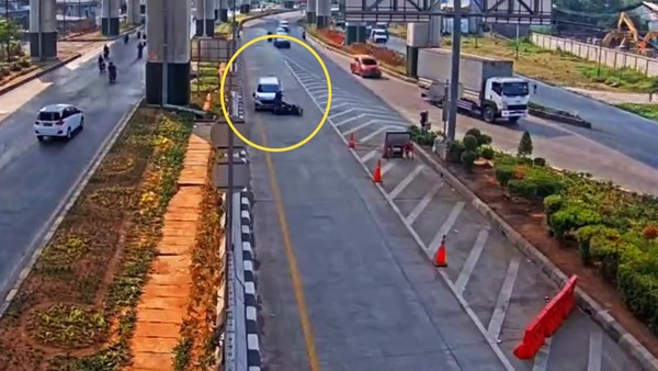 Cuplikan CCTV Kejadian Tabrak Lari Oleh Tetangga Di Pintu Tol Cakung