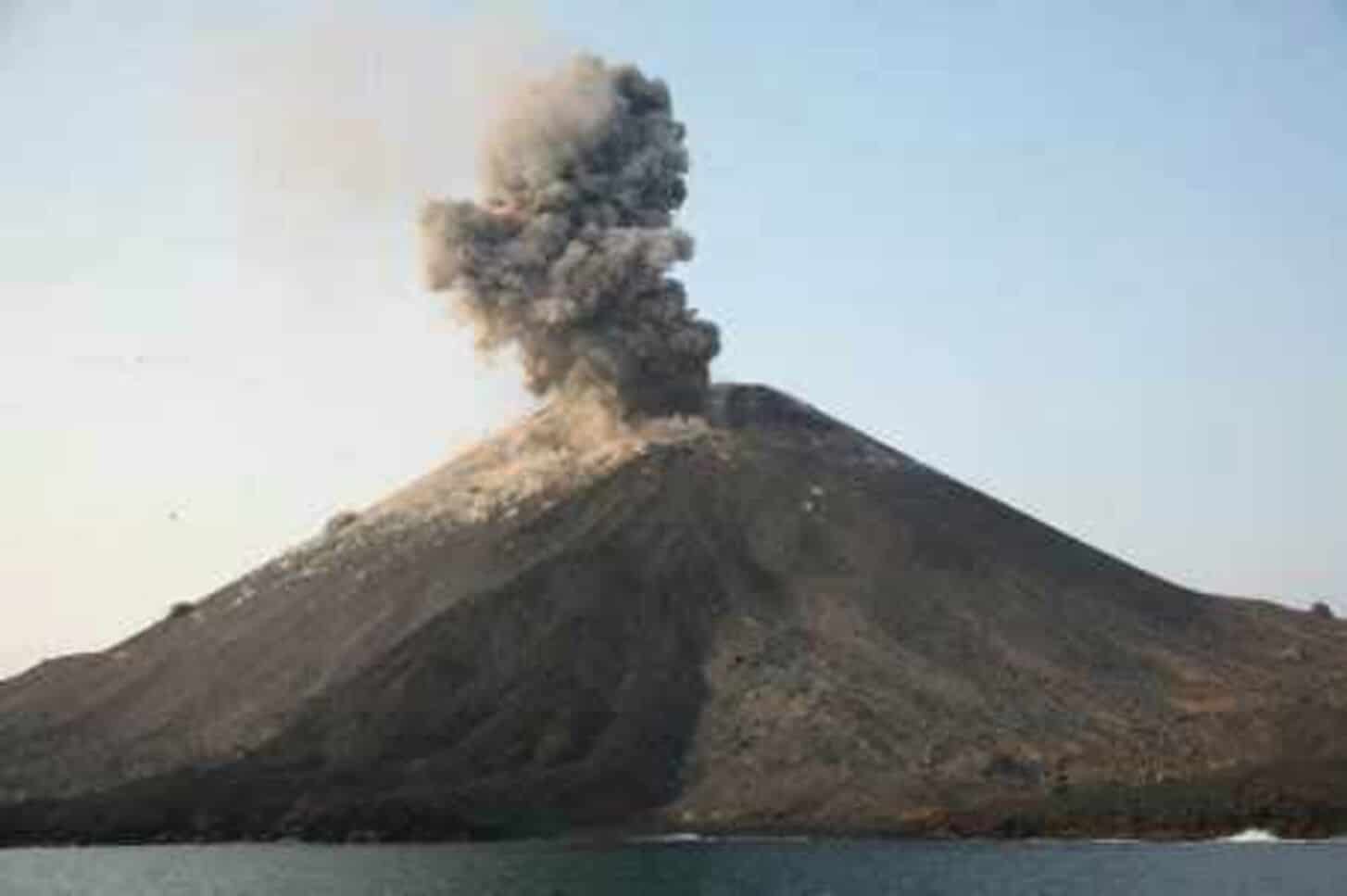 Penampakan Gunung Anak Krakatau Sedang Menyemburkan Abu Vukanik Di Lampung