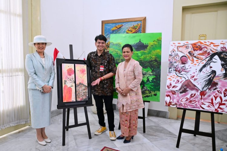 Permaisuri Jepang Dan Ibu Iriana Melihat Lukisan Seniman Difabel Benediktus