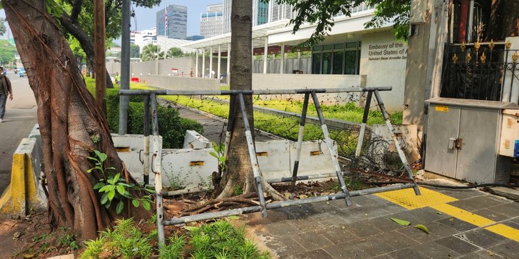 Trotoar Yang Ada Didepan Gedung Kedubes Ditutup