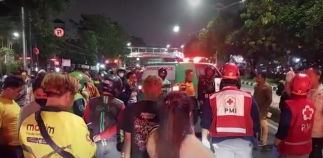 Pengendara Motor Tewas Terlindas Truk Akibat Jalanan Licin Bekas Tumpahan Oli