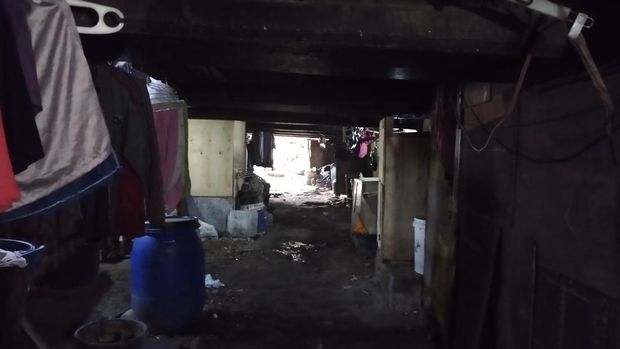 Penampakan Pemukiman Warga Di Kolong Tol Angke