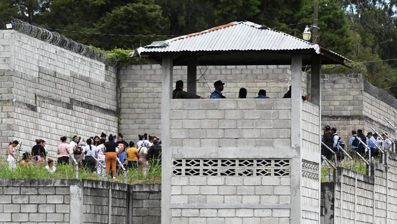 Polisi Sedang Mengatasi Kerusuhan Yang Terjadi Di Penjara Wanita Honduras