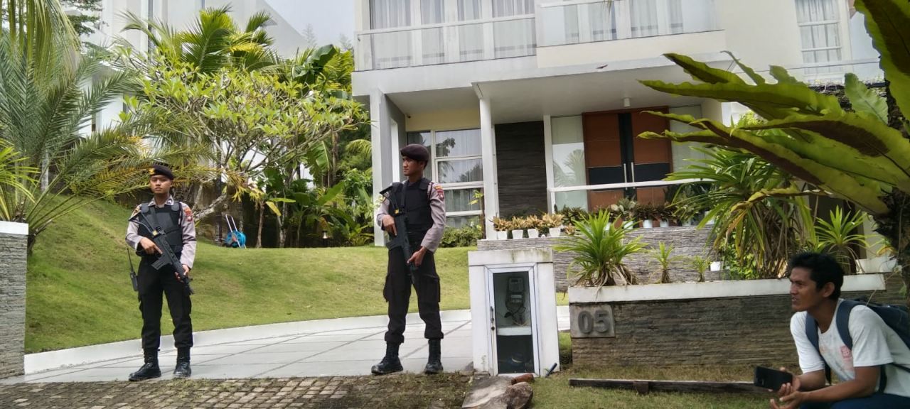 Polisi Sedang Berjaga Didepan Rumah Andhi Pramono Yang Sedang Digeledah