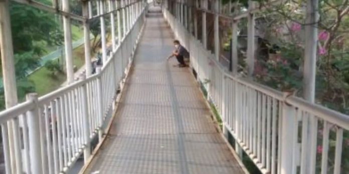 Pria Yang Diduga ODGJ Sedang BAB Di JPO Semanggi