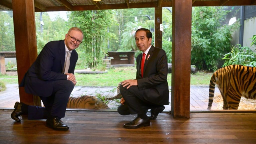 Presiden Ri Joko Widodo (Jokowi) Dan Perdana Menteri (Pm) Anthony Albanese Mengunjungi Sumatran Village