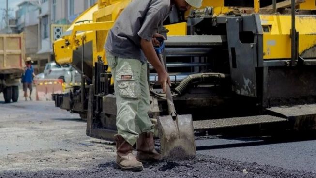 Usai Ketakutan, Bambang Pemuda Pekanbaru Kembali Bentuk Jalan Rusak