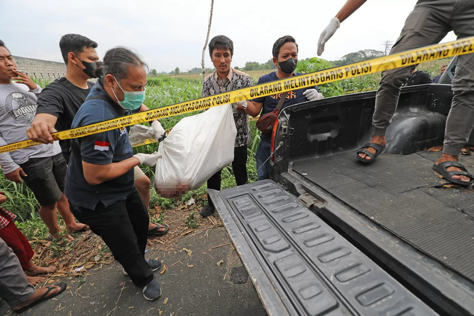 Sesosok Mayat Ditemukan Di Dalam Karung Yang Sebelumnya Dipindahkan Oleh Imam