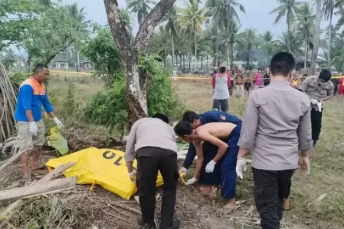 Siswa Sadis Dari Sekolah Dasar Dan Menengah Di Banten, Indonesia, Membunuh Seorang Pria Odgj Saat Dia Diikat Di Pohon
