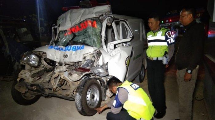 Satu Orang Meninggal Dunia Saat Ambulans Menabrak Truk Di Jalan Raya Batang Usai Mengantarkan Jenazah