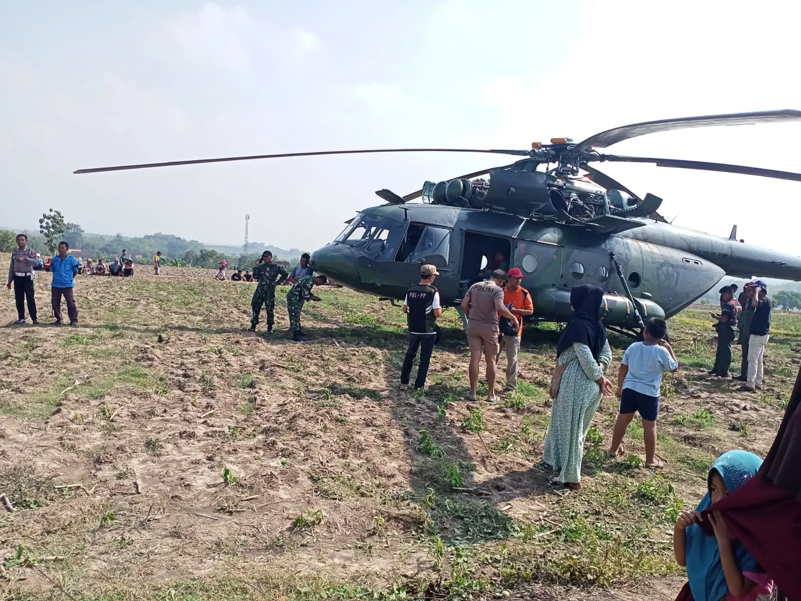 helikopter-tni-ad-terpaksa-mendarat-di-persawahan-blora-akibat-kendala-mesin
