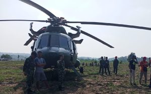 helikopter-tni-ad-terpaksa-mendarat-di-persawahan-blora-akibat-kendala-mesin