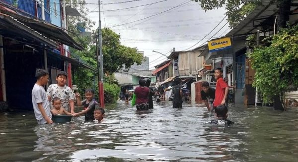 Puluhan RT di Jakarta Masih Tergenang Banjir Hingga Malam