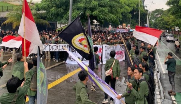 BEM SI Tuntut 5 Kebijakan dalam Aksi Demo “Indonesia Gelap” di Patung Kuda