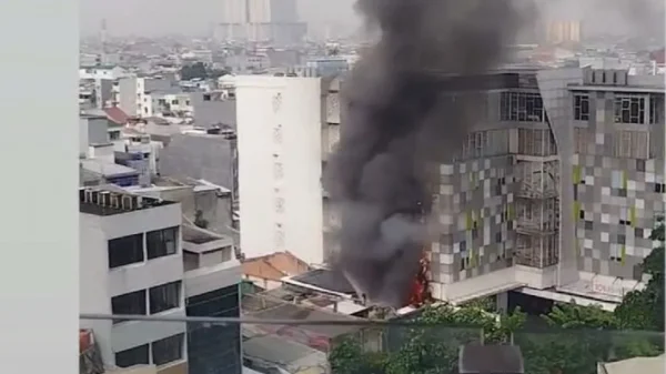 Damkar Dikerahkan 100 Personel, Kebakaran Hotel di Glodok Berhasil Dikendalikan