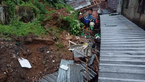 Cuaca Ekstrem: Longsor Tembok Penahan di Bogor Tutup Aliran Sungai Kali Baru