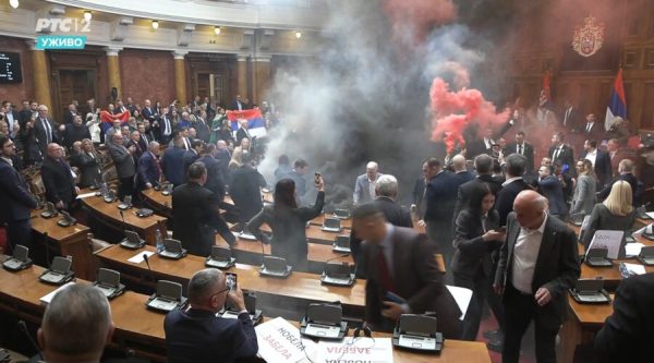 Protes Hebat di Parlemen Serbia: Granat Asam dan Tindak Kekerasan Guncang Sidang