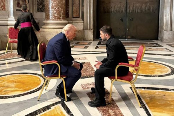 Trump dan Zelensky Ngobrol di Roma Bahas Sanksi Putin