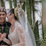 Aksesori Akad Luna Maya, Rinaldy Pakai Logam & Kristal