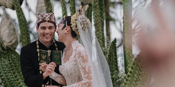 Aksesori Akad Luna Maya, Rinaldy Pakai Logam & Kristal