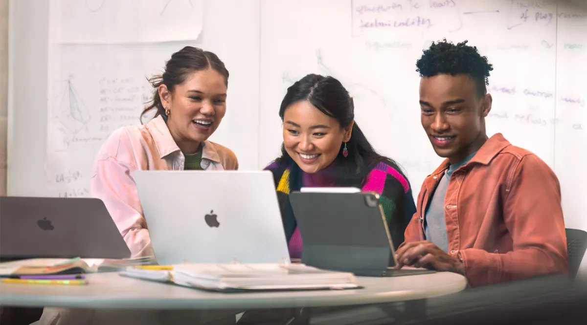 generasi-emas-20-inovator-muda-indonesia-raih-penghargaan-di-ajang-swift-student-challenge-apple-2025
