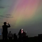 ledakan-matahari-besar-hadirkan-aurora-spektakuler-hingga-ke-selatan-as
