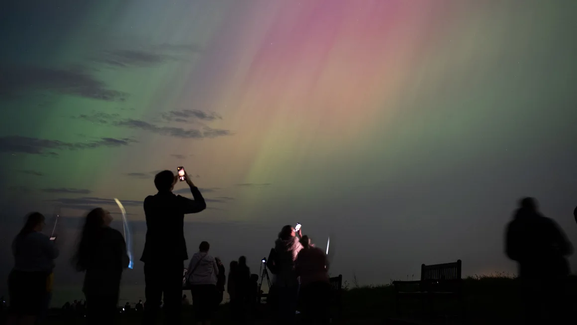 ledakan-matahari-besar-hadirkan-aurora-spektakuler-hingga-ke-selatan-as