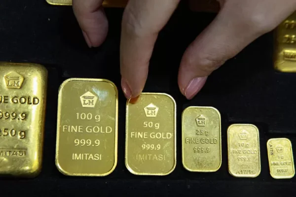 Harga Emas Antam Turun Tajam, Investor Harus Waspada